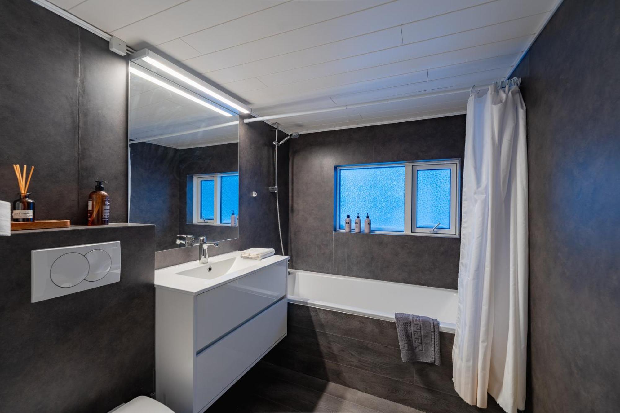 Day Dream Central Akureyri Three Bedroom Apt Екстер'єр фото